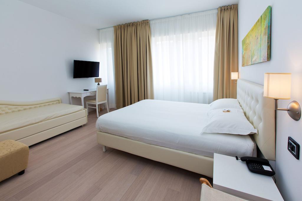 Hotel Maine Finale Ligure Bilik gambar