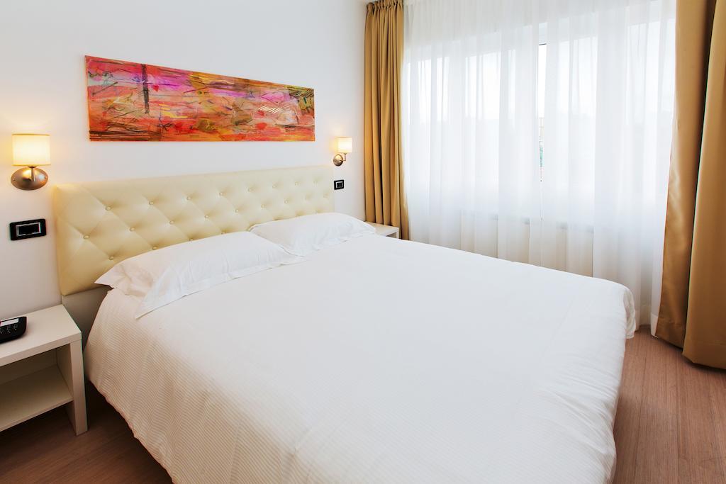 Hotel Maine Finale Ligure Bilik gambar